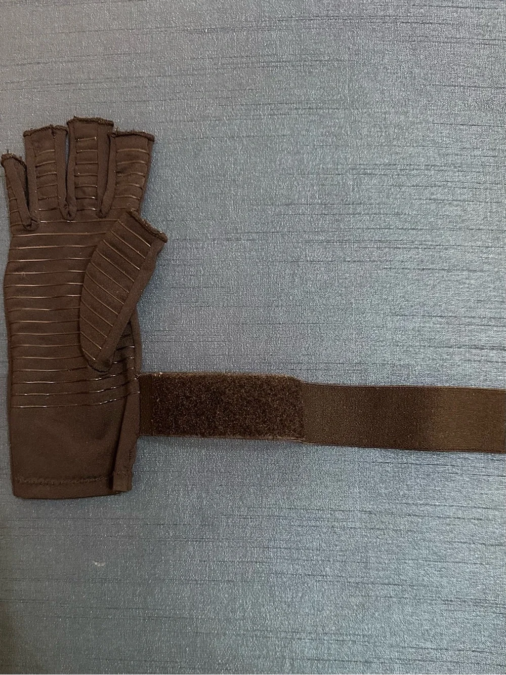 COPPER FIT Women’s Black Compression Fingerless Gloves—Size S/M